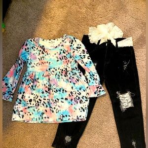 Size Medium (3-4T) outfit new.